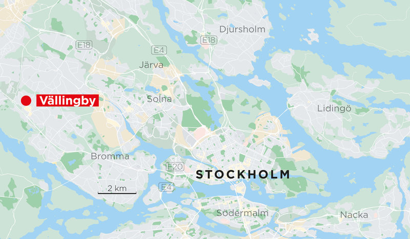 Två män har skadats lindrigt i ett knivdåd i Vällingby. Även en misstänkt i övre tonåren är lindrigt skadad.