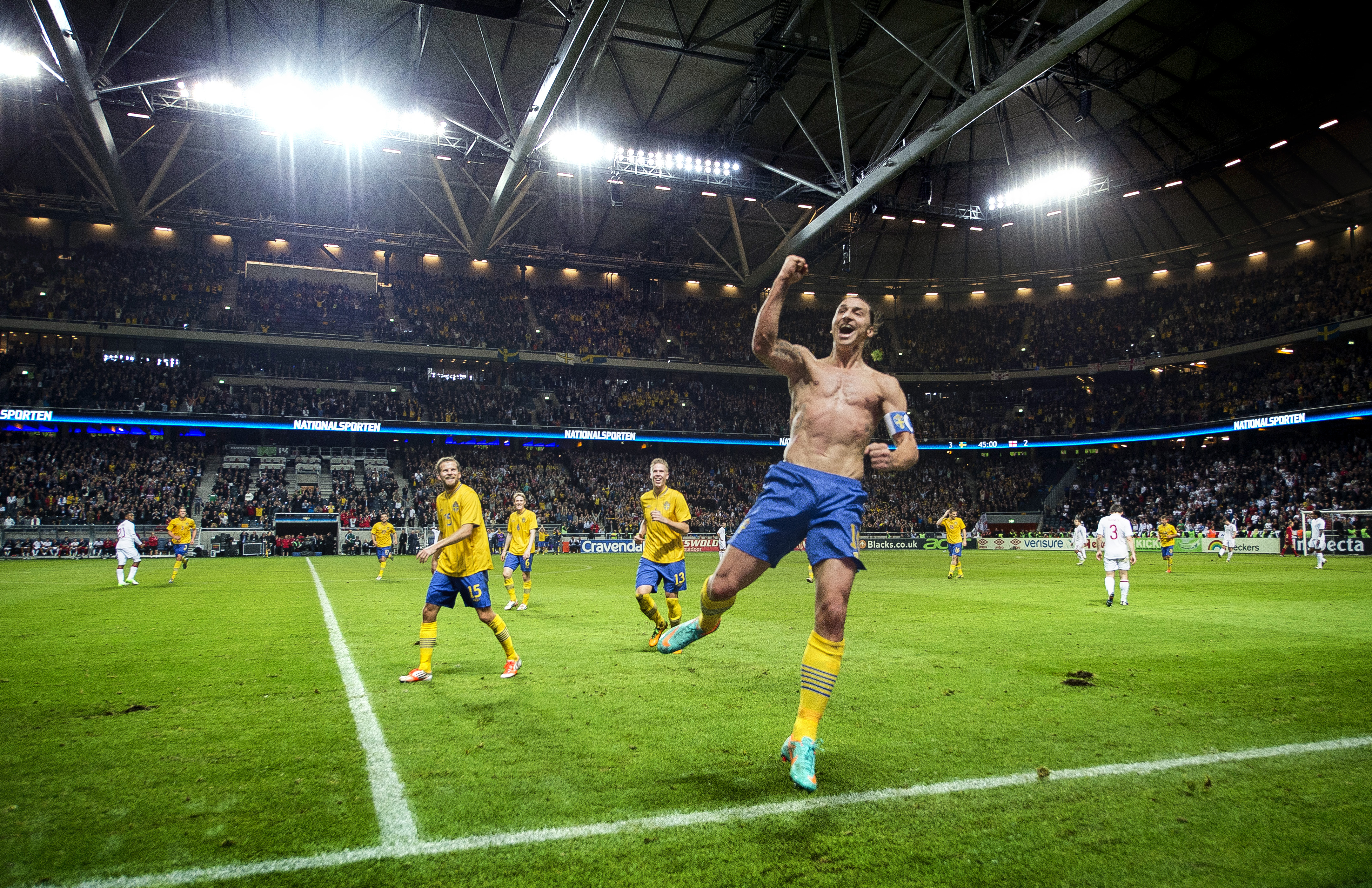 Zlatan-show. Herr Ibrahimovic bjöd på hela fyra mål när Sverige slog England. Zlatan-show. Herr Ibrahimovic bjöd på hela fyra mål när Sverige slog England.