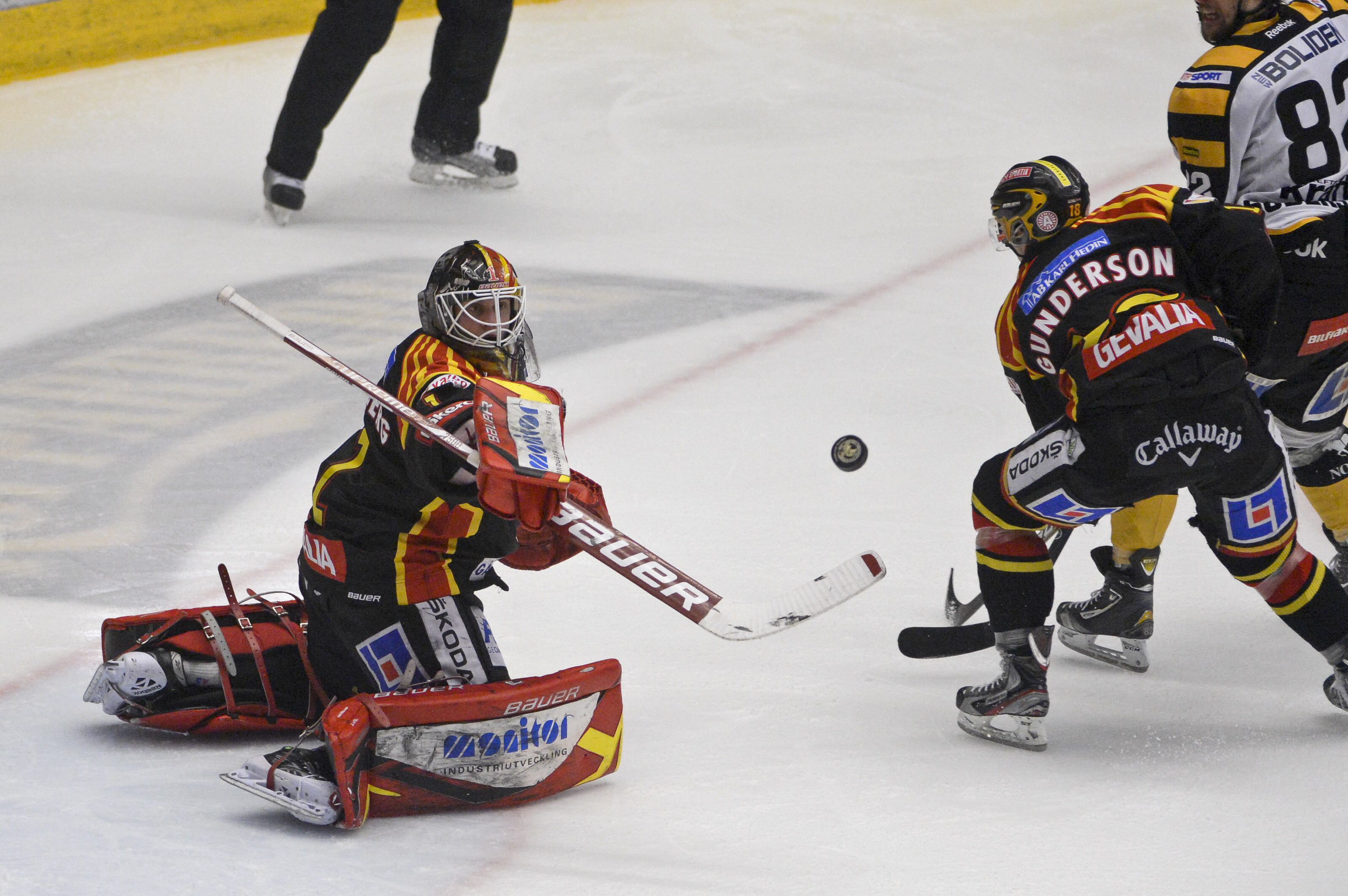 Och visst vaktade Svedberg målet - och var helt lysande. Och visst vaktade Svedberg målet - och var helt lysande.