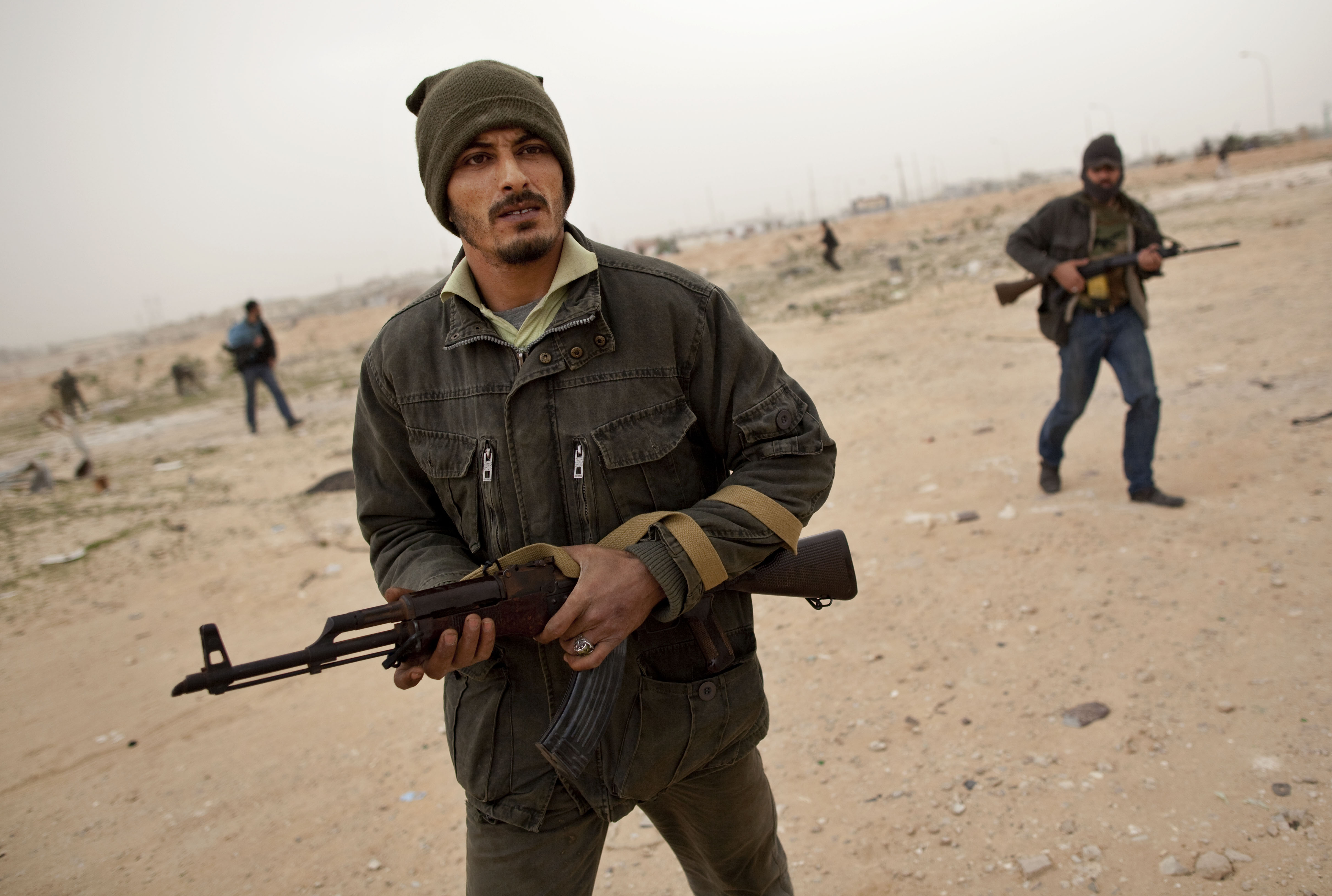 Här ser vi en libysk rebell på helspänn.