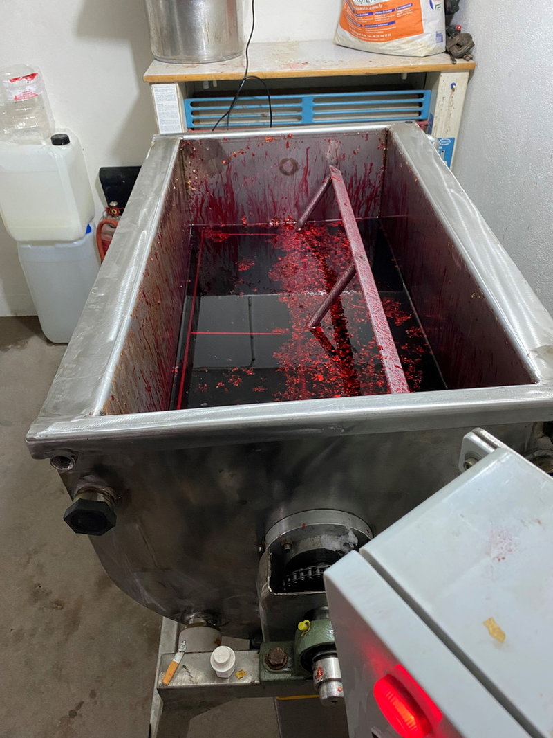 I vattenpipstobaksfabriken i Lönneberga hittades vid husrannsakan bland annat ett stort tråg där tobaken blandades med sirap.