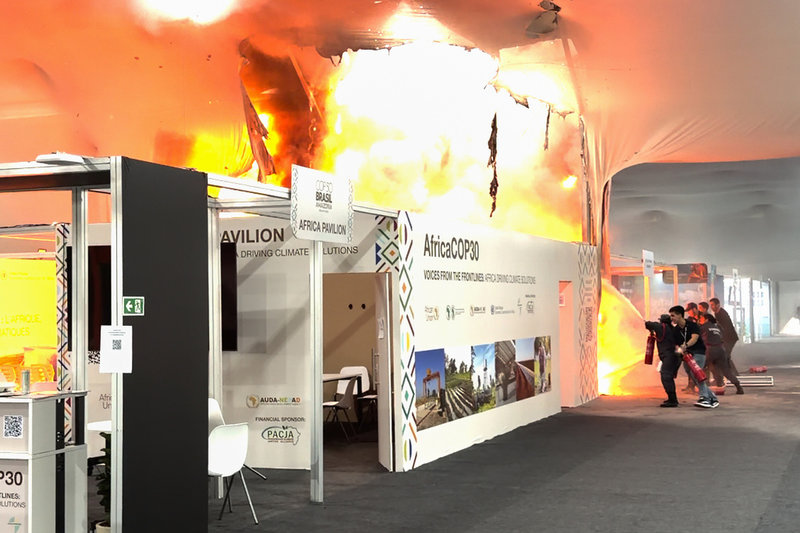 En brand uppstod på torsdagskvällen i ett område med paviljonger kopplade till klimattoppmötet.