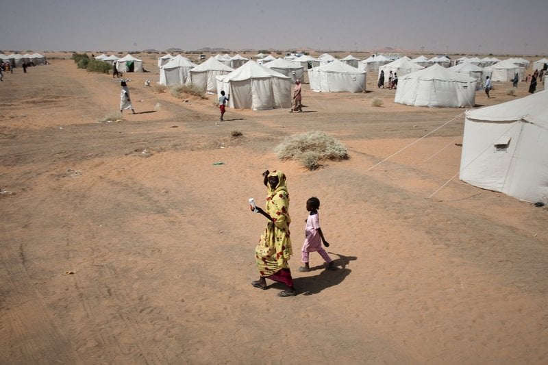 Stora delar av al-Fashirs befolkning har jagats på flykt. De som kan tar sig till sådana här flyktingläger, som dock kan ligga långt ifrån hemtrakterna. Bild tagen i al-Dabbah, cirka 80 mil från al-Fashir.