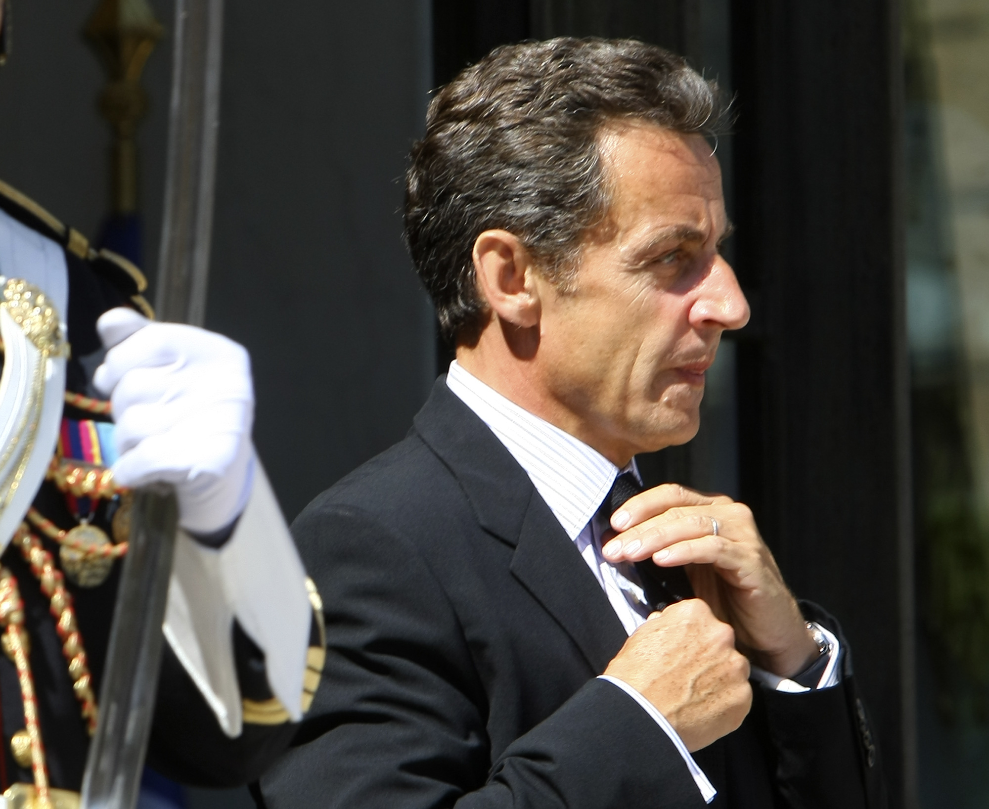 Frankrikes president, Nicolas Sarkozy, brottas just nu med låga opinionssiffror efter att uppgifter pekar på att Frankrikes rikaste kvinna, Liliane Bettencourt, finansierat hans kampanj i hemlighet.