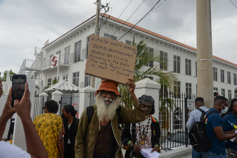 Demonstranter kräver en ursäkt och kompensation för slavhandeln under prins Williams besök i Kingston, Jamaica i mars.