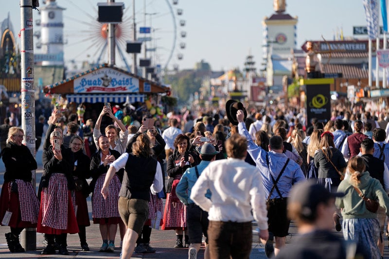 Flera miljoner människor besöker Oktoberfest i München. Här är en bild från förra årets folkmassor. Arkivbild.