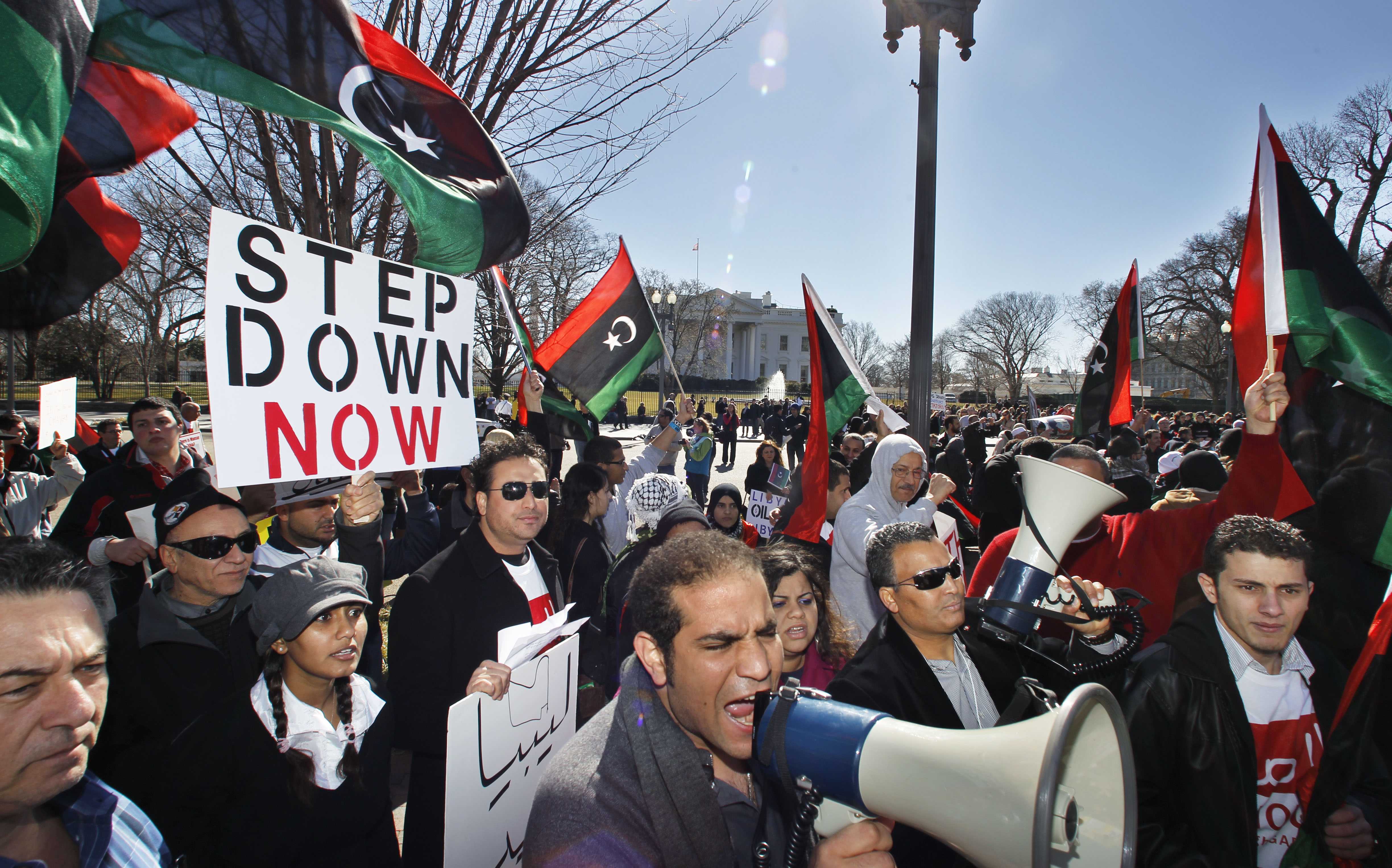 I USA demonstrerar mängder med människor mot Khadaffi.