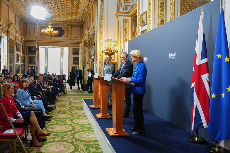 EU-kommissionens ordförande Ursula von der Leyen (närmast) håller presskonferens i London med EU:s rådsordförande António Costa och Storbritanniens premiärminister Keir Starmer.