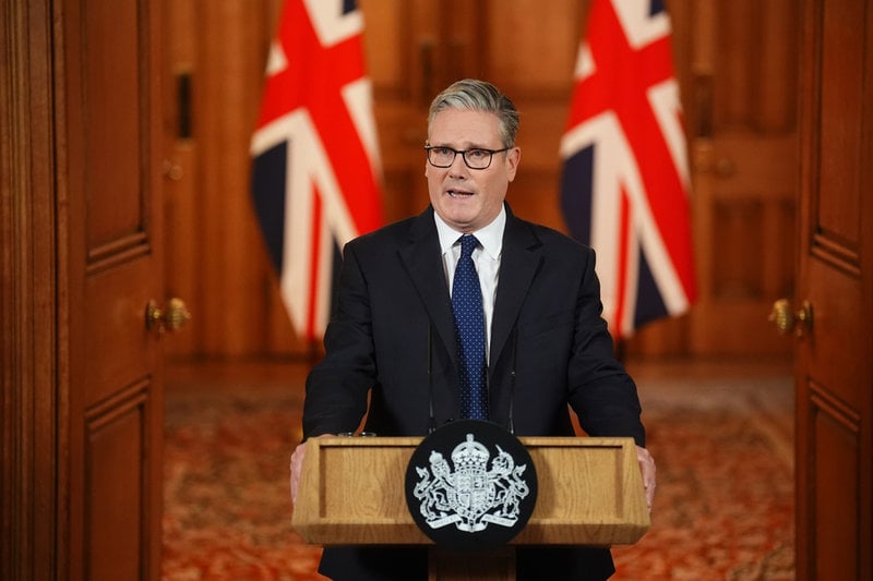 Storbritanniens premiärminister Keir Starmer håller ett tal på Downing Street efter dådet i Manchester.