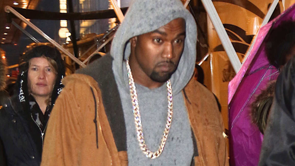 Kanye West i regnigt och ruskigt New York. 