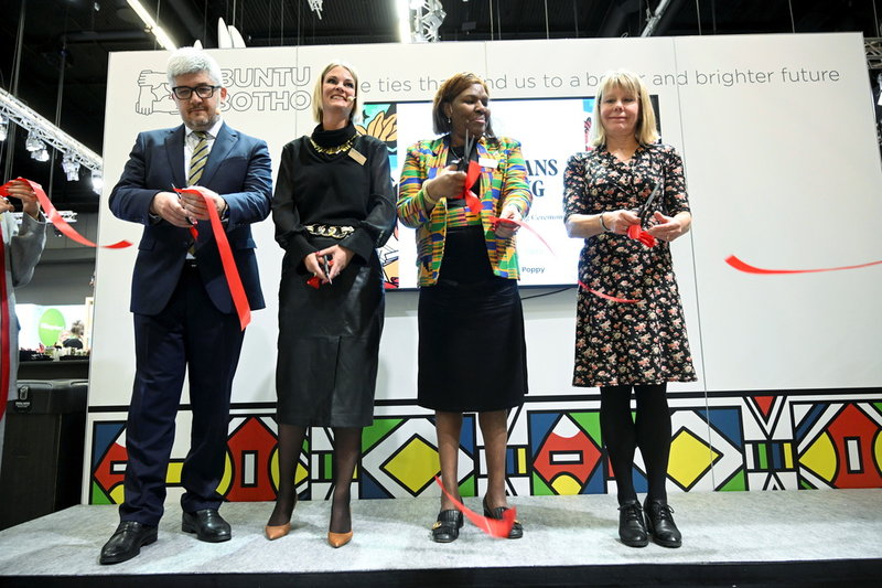 Ukrainas ambassadör i Sverige Andrij Plachotnjuk, mässansvariga Frida Edman, Sydafrikas vice kulturminister Nocawe Mafu och Karin Lexén, Naturskyddsföreningens generalsekreterare, vid invigningen.