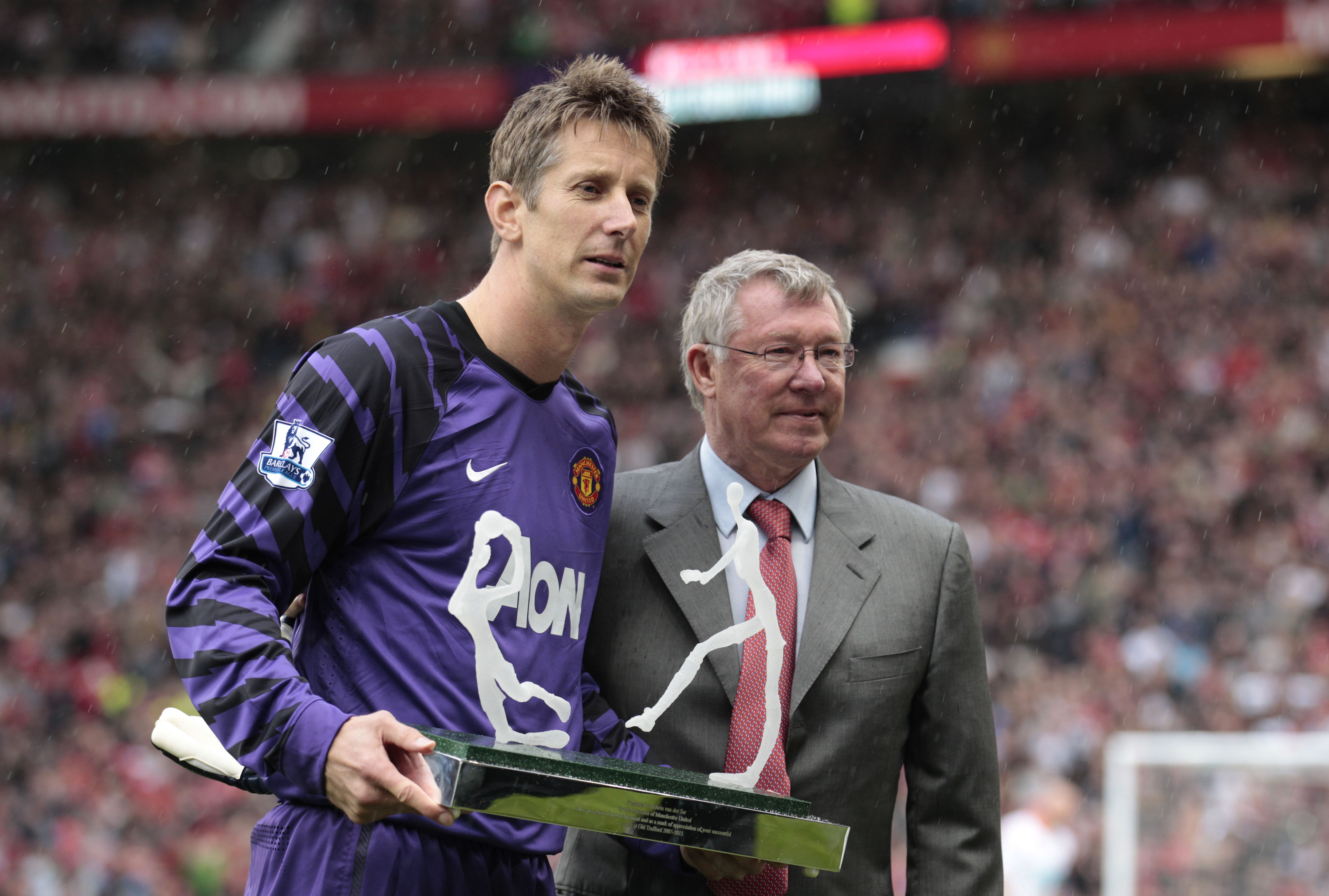 Edwin van der Saar prisades av Sir Alex Ferguson innan matchen, och fick även bära kaptensbindeln under sin sista match framför Old Traffords branta läktare. Edwin van der Saar prisades av Sir Alex Ferguson innan matchen, och fick även bära kaptensbindeln under sin sista match framför Old Traffords branta läktare.
