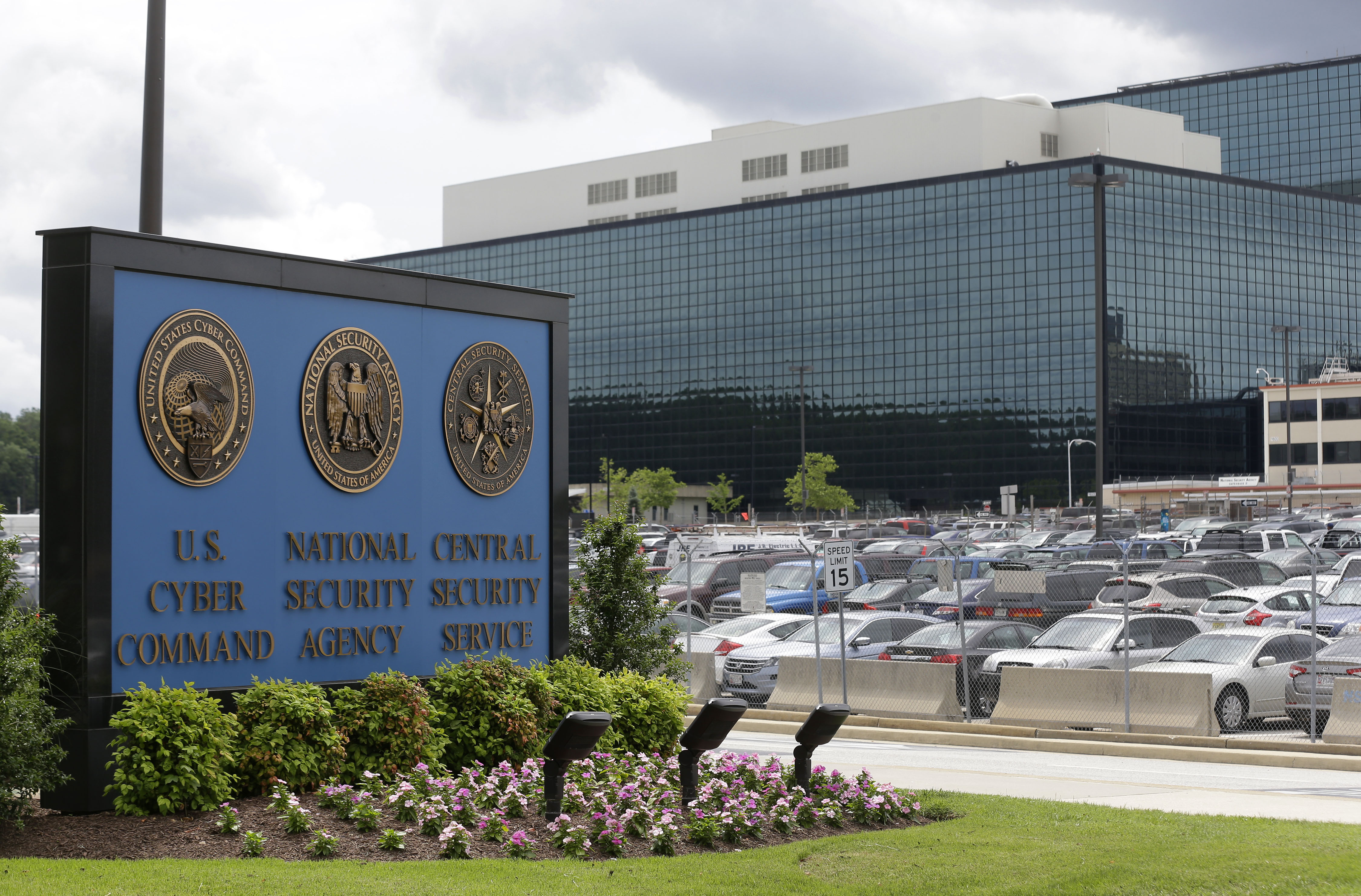 FBI och NSA ska ha haft direkttillgång till företagens servrar.