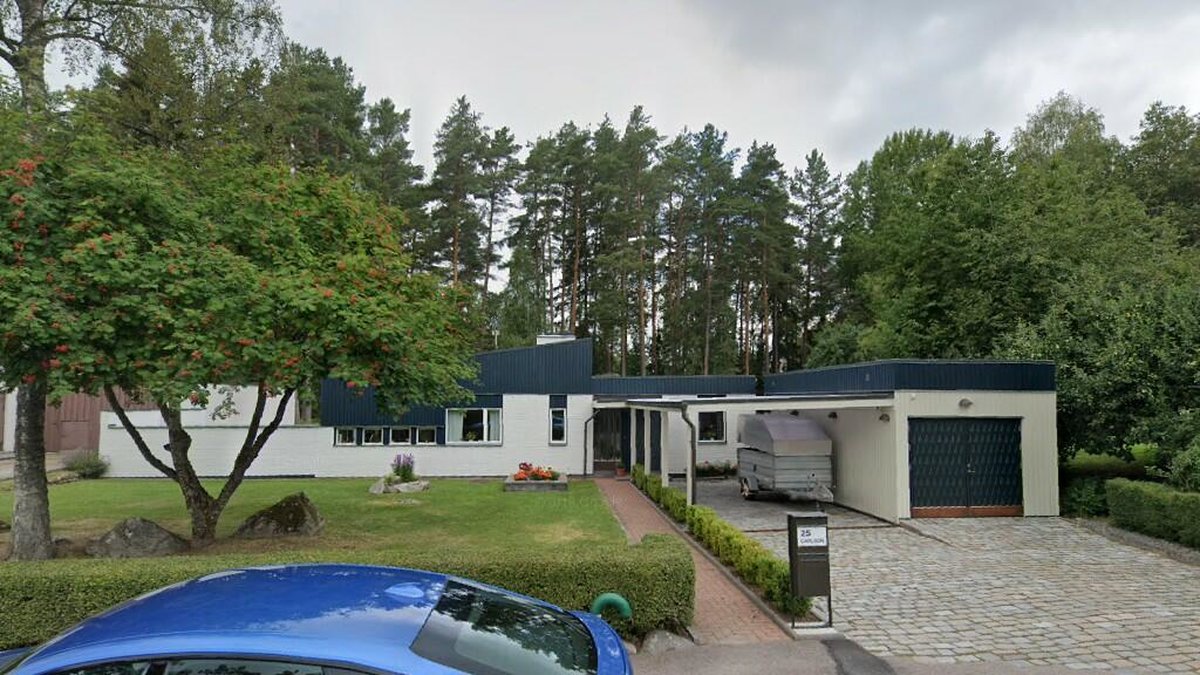 Denna Google Street View-bild visar var Ormbergssvängen 25 i Västerås är belägen. Fastigheten bytte ägare i december 2020, när de nya ägarna tog över fastigheten för 6 010 000 kronor. 