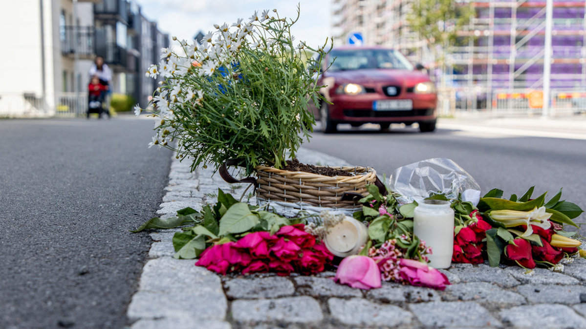 Blommor på platsen där en kvinna och en man blev påkörda i slutet av juli. Arkivbild.