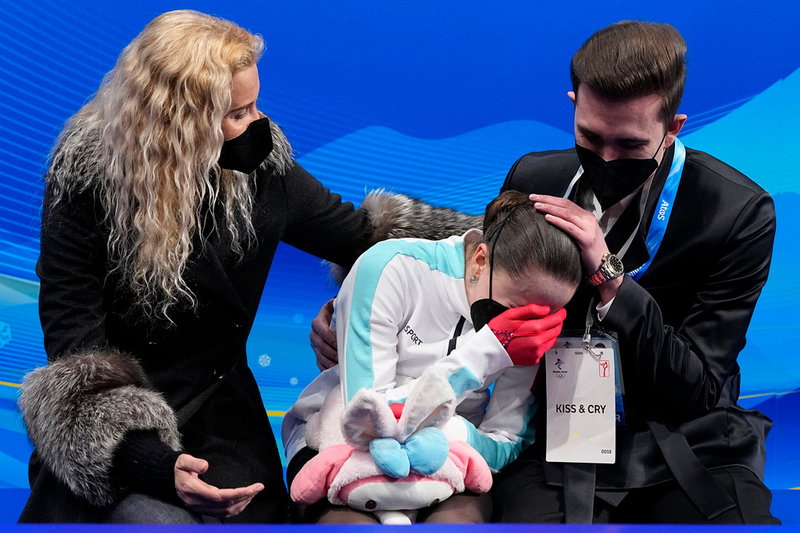 Ryska konståkningsfavoriten Kamila Valieva bröt ihop efter det fria programmet där hon missade medalj.