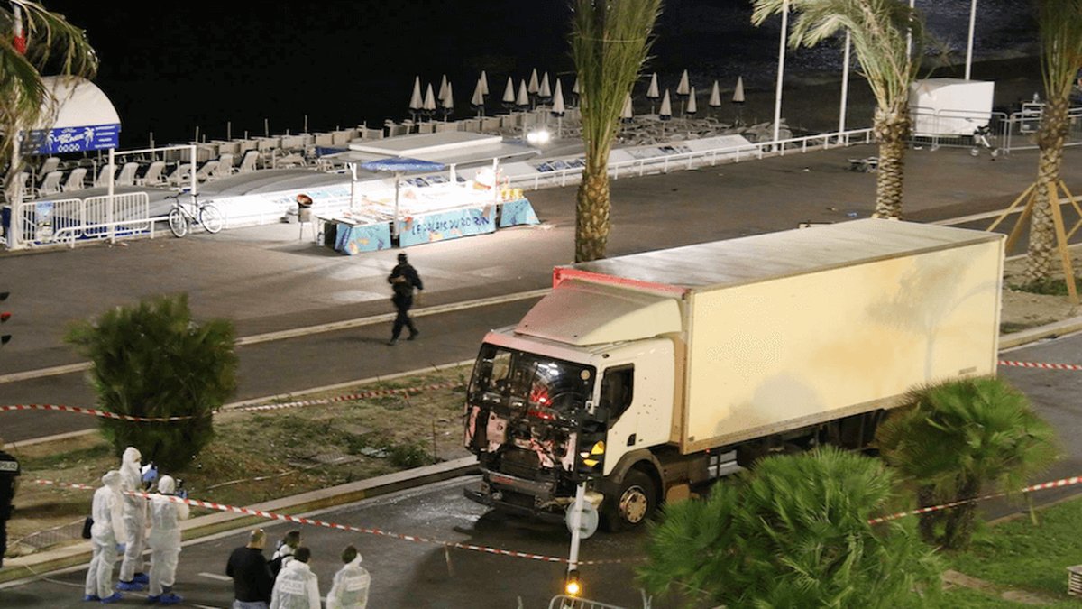 Flera svenskar saknas efter lastbilsattacken i Nice, Frankrike. 
