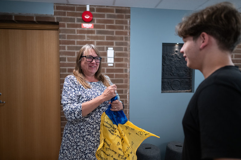 Birgitta Berntsson Ärje får en flagga av Herman Tjernikov.