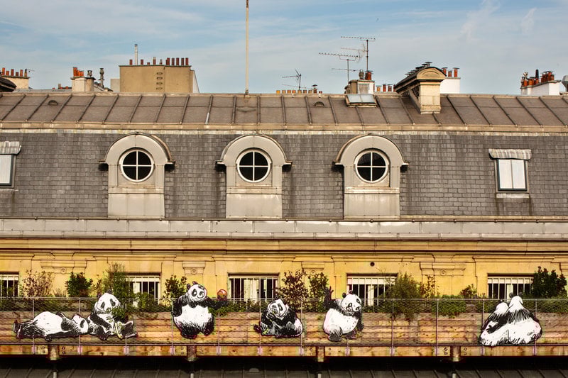 Det var ett omfattande arbete att bygga trädäcken ovanpå plåttaket utan att skada det och ändå få det hållbart.