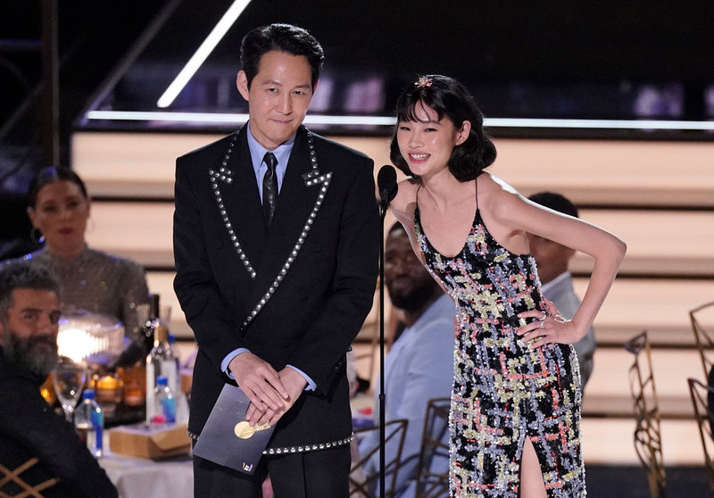 'Squid games' Lee Jung-Jae och Jung Hoo-Yeon delade ut pris under Emmygalan. Lee Jung-Jae fick senare ta emot pris för bästa manliga huvudroll.