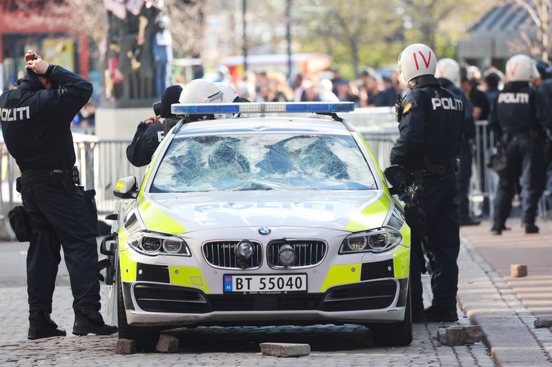 Två polisbilar skadades när demonstranter Norsk polis använde tårgas mot demonstranter kastade föremål i Sandefjord.