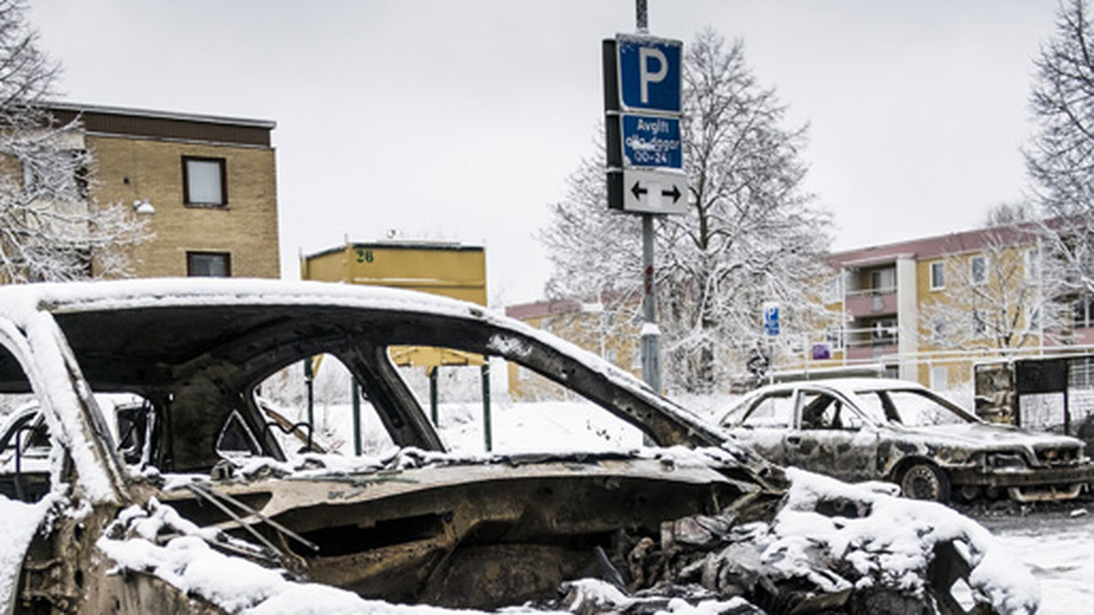 En utbränd bil i Rinkeby efter måndagens upplopp. 
