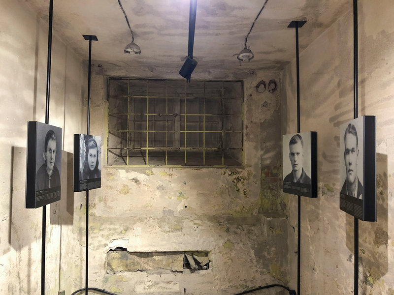 KGB:s gamla fängelseceller i Tallinn är nuförtiden ett museum, med bilder och berättelser om gripna ester under Sovjettiden.