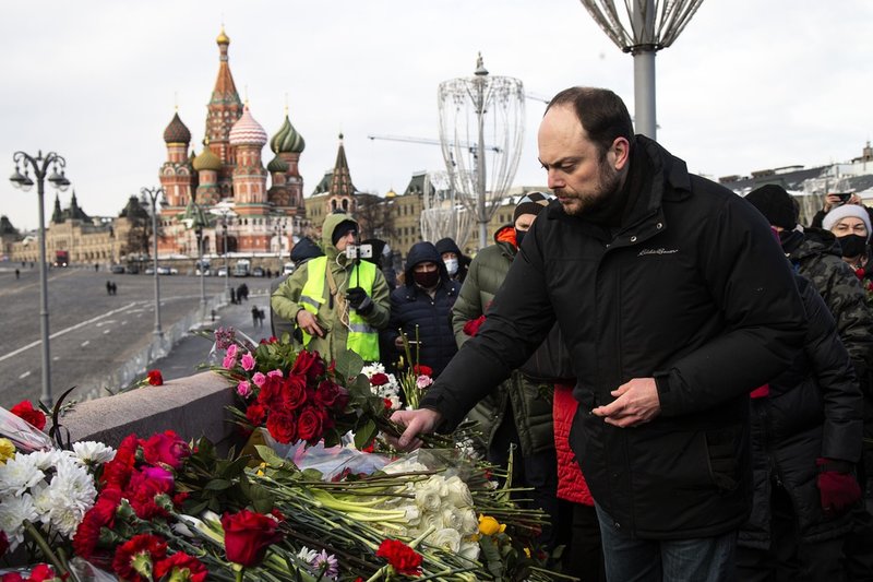 Kara-Murza arbetade tillsammans med oppositionsledaren Boris Nemtsov, som sköts till döds på Moskvoretskij-bron vid Kreml 2015. Här lägger han blommor på brottsplatsen några år senare. Arkivbild.