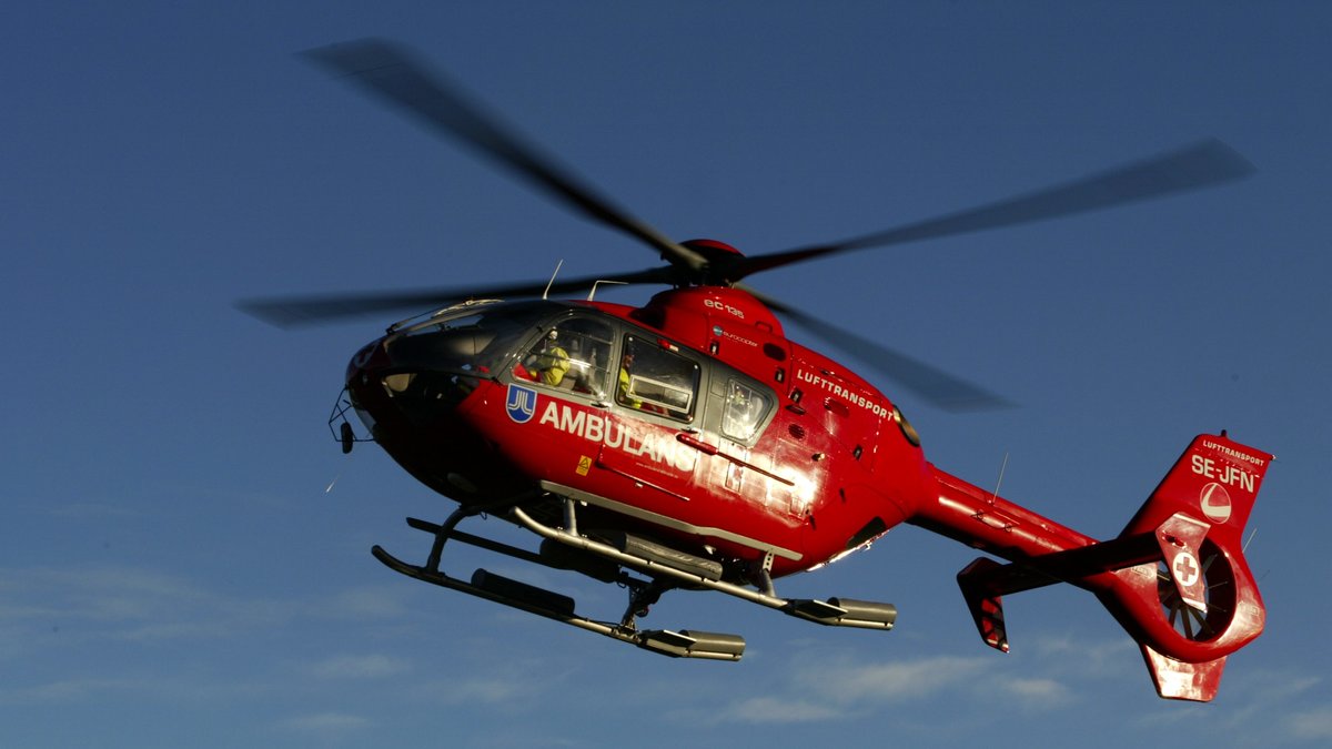 Kvinnan fick föras med ambulanshelikopter till ett sjukhus i Norge.