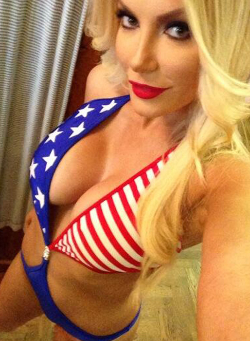 Crystal Hefner önskade en trevlig 4:e juli med stil. Crystal Hefner önskade en trevlig 4:e juli med stil.
