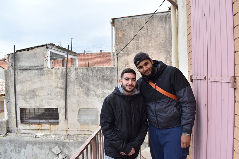 Lyès Sadali och Amine Aloui växte upp i samma kvarter i norra Marseille, men har gått olika vägar i livet. De har samlats till samtal i en större grupp för att fler ska hitta en väg framåt i samhället.