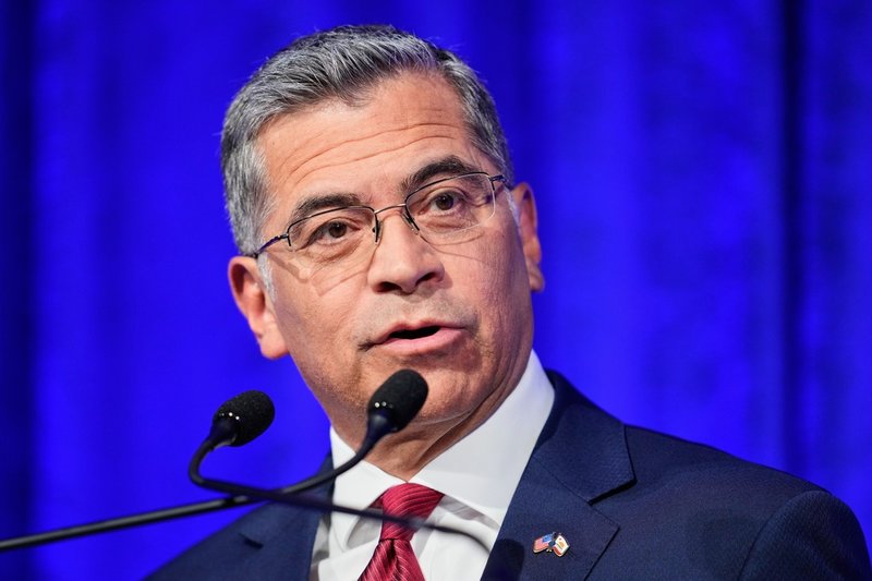 Demokraten Xavier Becerra var hälsominister under president Joe Biden. Advokaten Becerra har även varit Kaliforniens högste juridiske chef. Foto från en tv-debatt i maj.