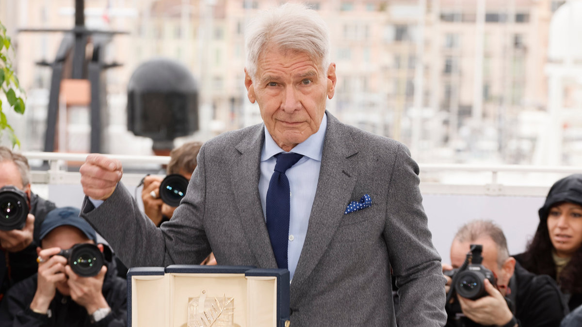 Harrison Ford poserar med sin Hedersguldpalm i Cannes.