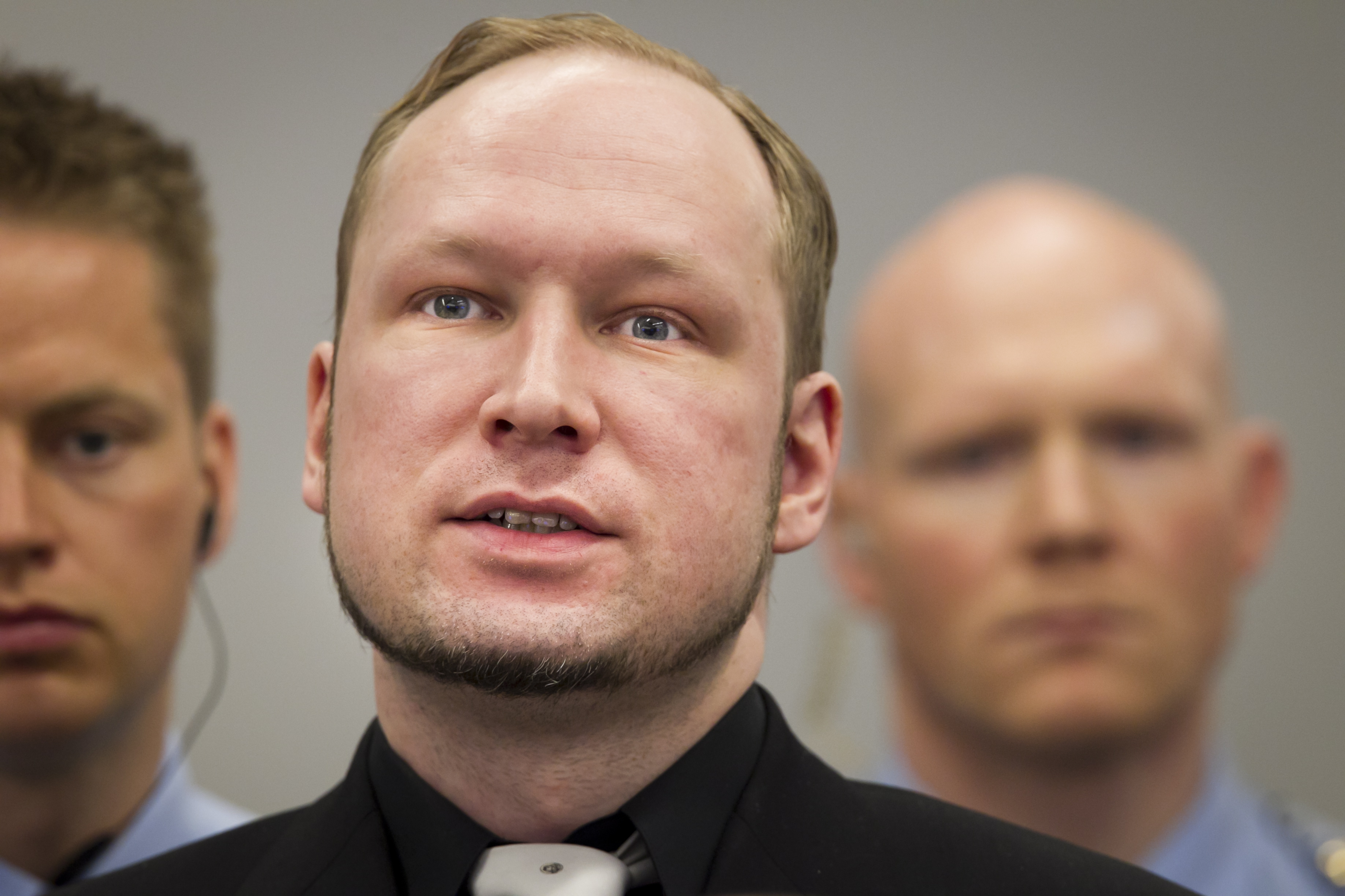 Breivik ska under måndagen fortsätta berätta om massmordet på Utöya. 