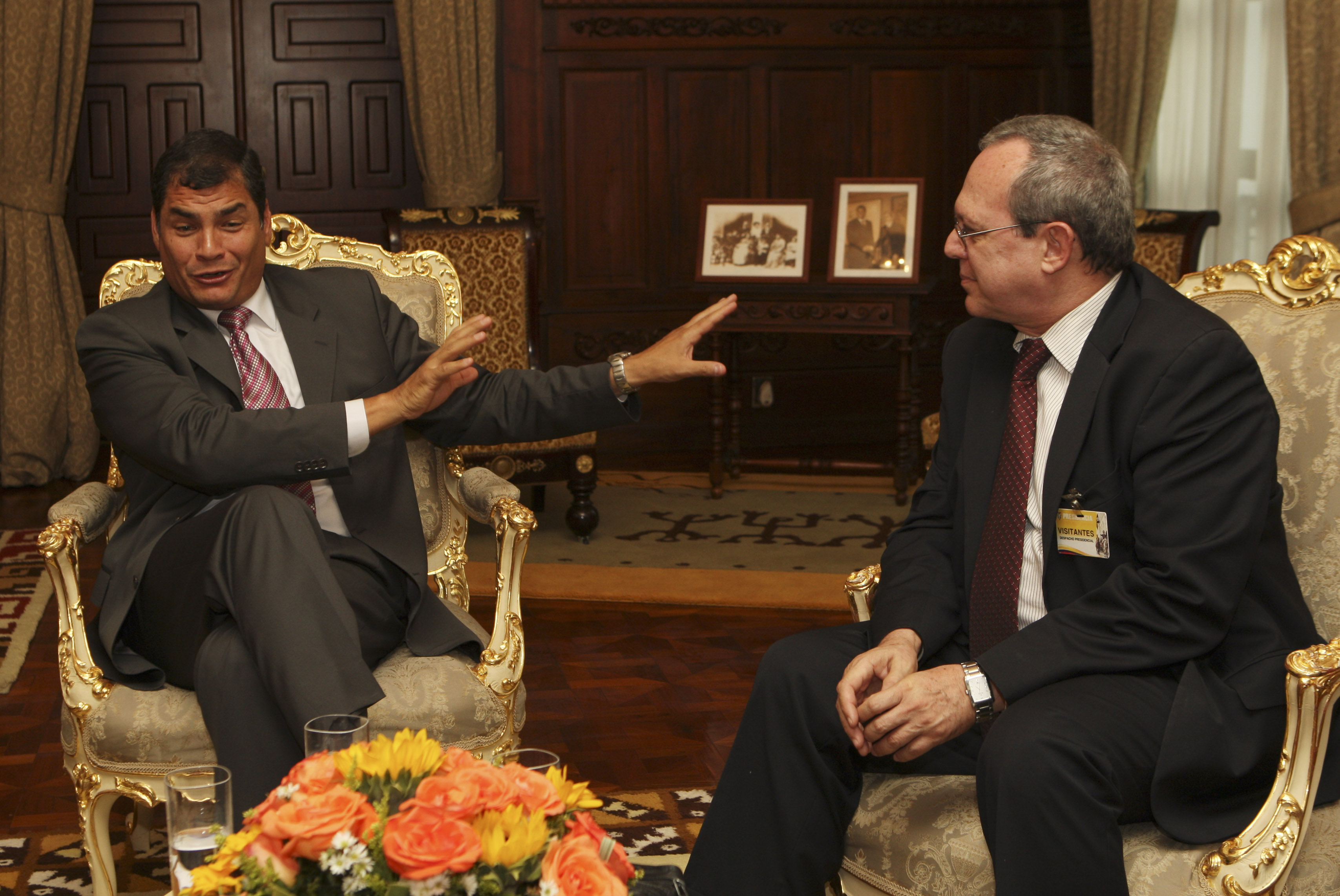 Ecuadors president Rafael Correa tillsammans med FN:s specialrapportör Frank La Rue till höger i bild.
