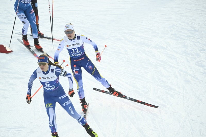Sveriges Emma Ribom, här bakom Finlands Jasmi Joensuu, under kvartsfinalen i VM-sprinten i Trondheim. Ribom drabbades av förmaksflimmer under tävlingen.