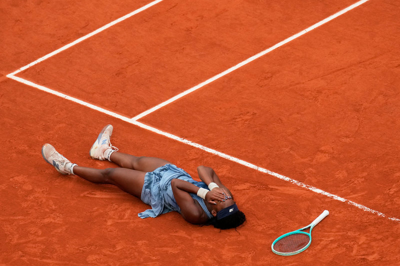 Coco Gauff efter den vunna matchbollen.