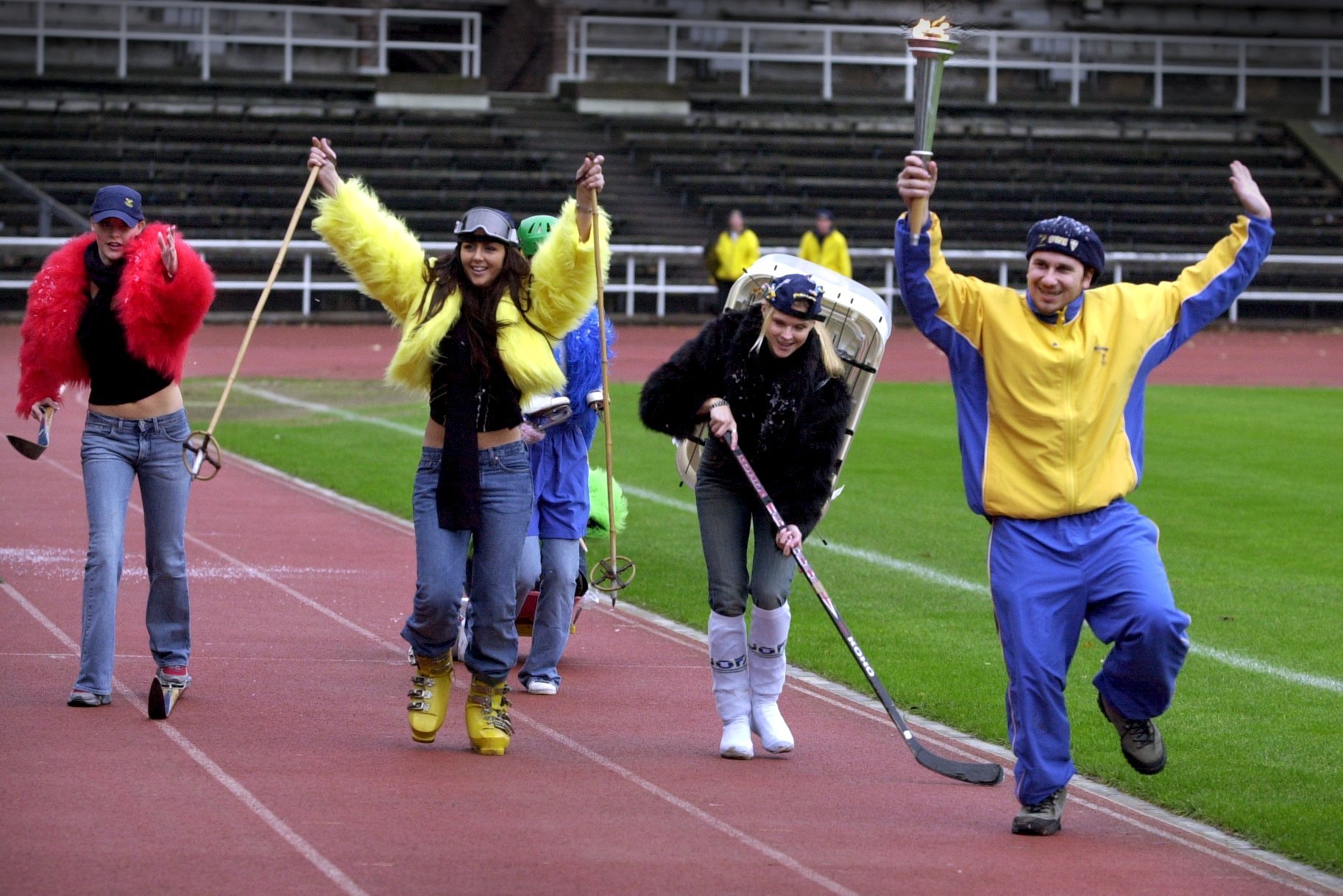 I slutet av år 2001 presenterades ett kulturellt låg-vatten-märke på Stockholms Stadion. Markoolio och Excellence presenterade den svenska OS-låten inför spelen i Salt Lake City.
