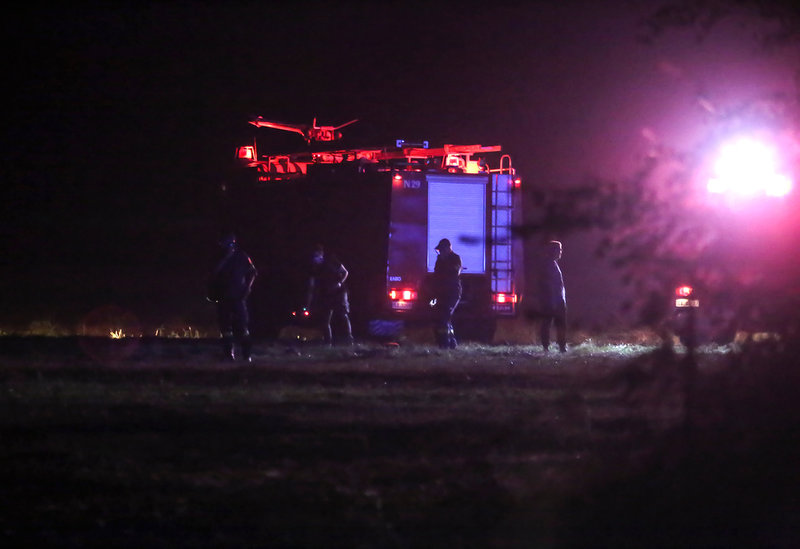 Brandmän arbetar i närheten av nedslagsplatsen under natten.