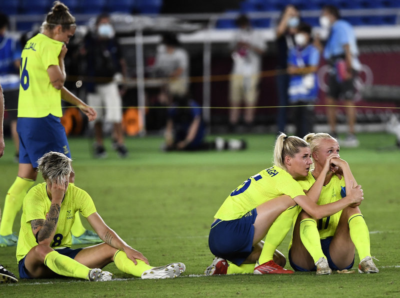 Lina Hurtig, Olivia Schough och Caroline Seger efter att ha sett OS-guldet glida dem ur händerna. Sverige förlorade OS-finalen mot Kanada efter straffar. Arkivbild.