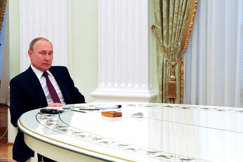Driftkucku eller maktspelare? Den ryska presidenten Vladimir Putin till bords – långt från sina gäster.