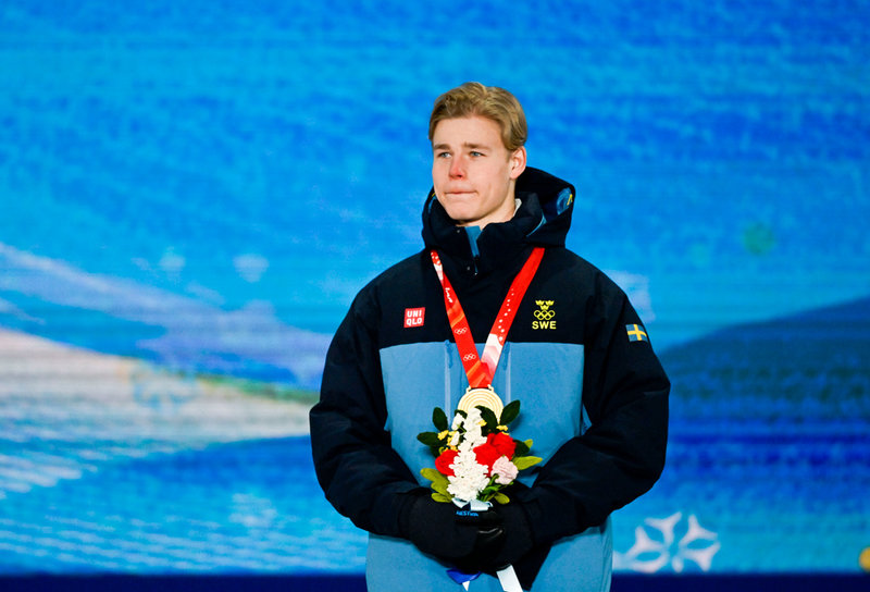 Medaljceremonin och nationalsången blev en känslosam stund för Walter Wallberg, ett dygn efter puckelskrällen.