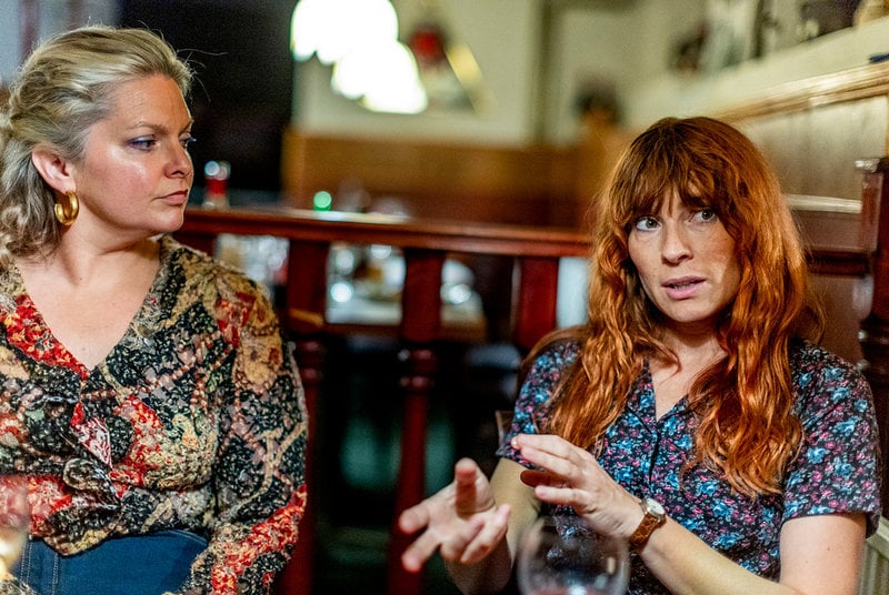 Ulrika Nilsson, som spelar kompisen "Lilla molnet", och Aliette Opheim, som spelar mamman, har tidigare medverkat i tv-serien "Knutby" tillsammans. "När man är inne i det tänker man inte på att det ligger verkliga händelser bakom", säger Opheim.