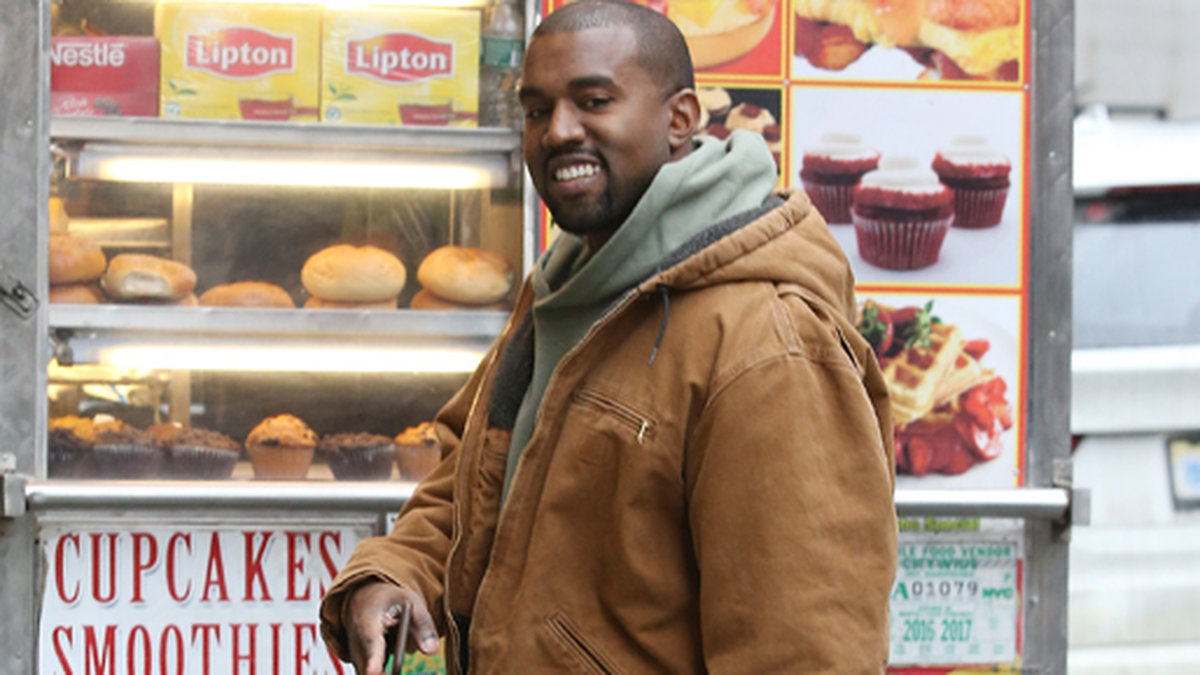 Kanye West strålar av lycka när han är ute och traskar i Soho, New York. 