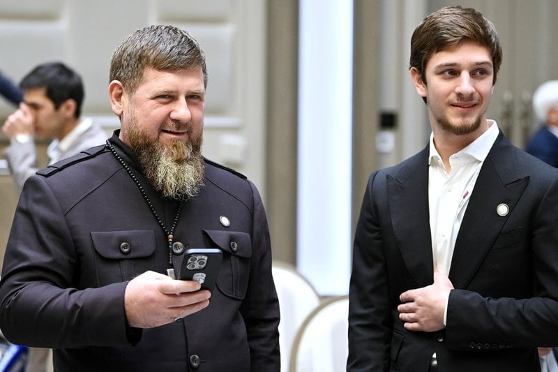 Ramzan Kadyrovs barn har redan fått mycket makt. Här är han med en av sina söner, Eli, vid ett besök i Uzbekistan våren 2024.