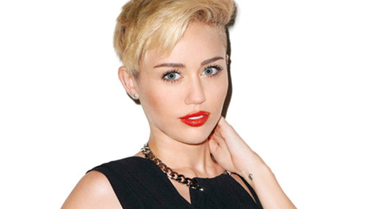 I februari 2011 tatuerade Miley en drömfångare på sidan av bröstkorgen. 