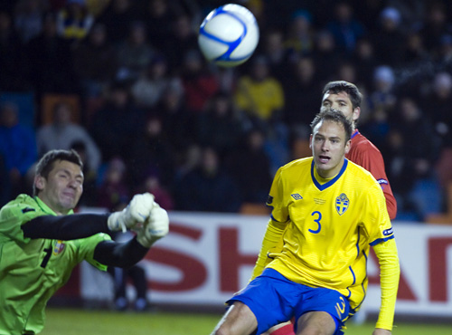 Mittbacken Andreas Granqvist på väg fram. Mittbacken Andreas Granqvist på väg fram.