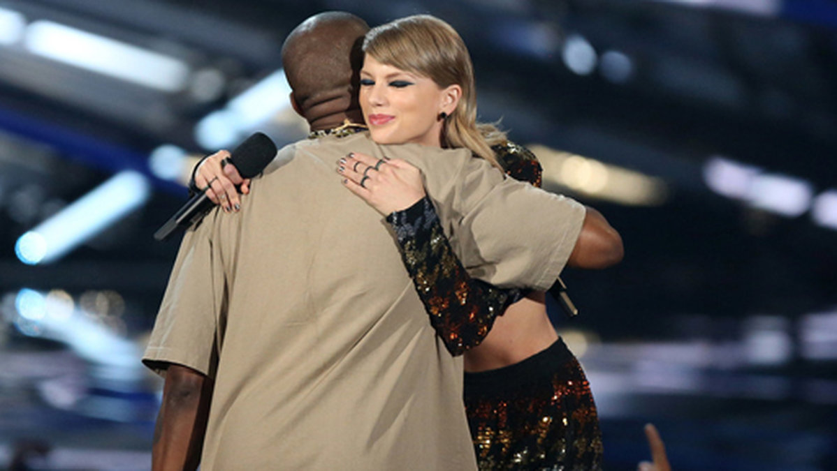 Försoning. Taylor Swift omfamnar Kanye West efter att ha delat ut ett hederspris till honom på fjolårets VMA-gala. 