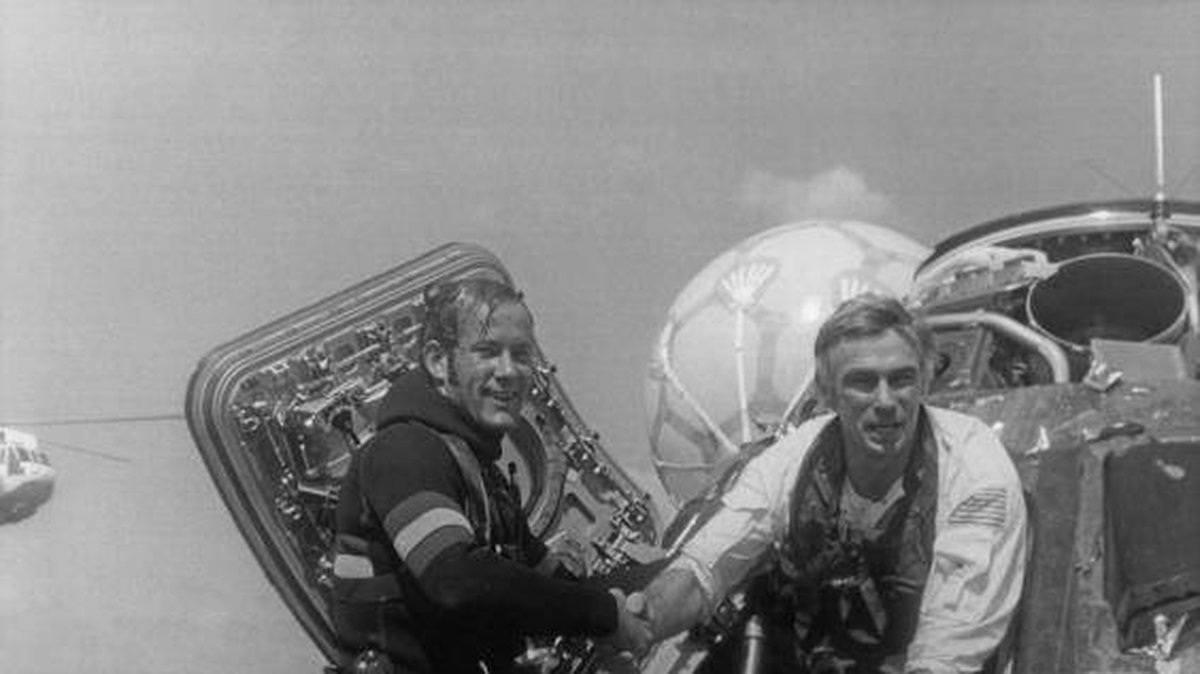Astronauten Eugene Cernan landar på jorden efter sin rymdresa.