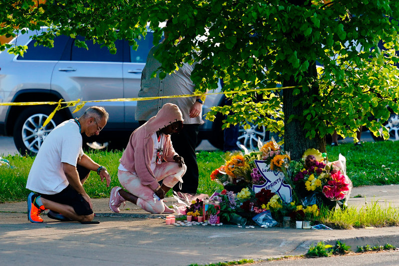 Sörjande människor har lagt ner blommor i närheten av matbutiken i Buffalo.